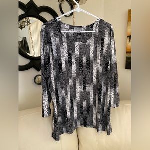 Beautiful black and white blouse w white swirl detail.